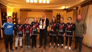 Beycilersporlu Hentbolcu Kızlar Başkan Yılmaz'ı Ziyaret Etti