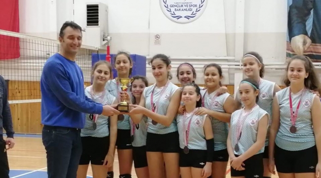 Çağrıbey Ortaokulu'nun Voleybolcuları İstanbul 3'üncüsü Oldu