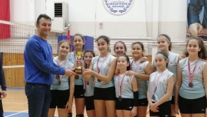 Çağrıbey Ortaokulu'nun Voleybolcuları İstanbul 3'üncüsü Oldu