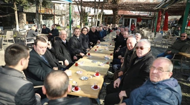 Çay eşliğinde gündemi değerlendirdiler