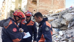 İBB, Elazığ'da Arama Kurtarma Çalışmalarını Aralıksız Sürdürüyor