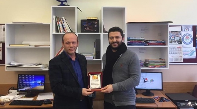 Kerimoğlu'ndan Tayin Olan Öğretmenlere Plaket