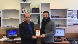 Kerimoğlu'ndan Tayin Olan Öğretmenlere Plaket