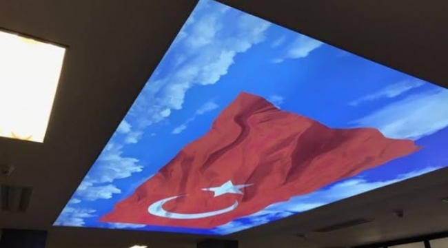Ortaköy Sezin Öztaş Ortaokulu'na Türk Bayraklı Gergi Tavan Süslemesi