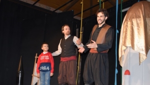 Tiyatroya Gelen Çocuklara Oyunculuk Sürprizi