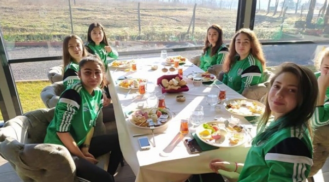 Alibeyspor Bayan Futbol Takımına Özel Kahvaltı
