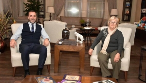 Başkan Yılmaz'ın annesi oğlunu görmeye geldi