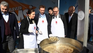 Kaynarca önlük giydi, hamsi pişirip vatandaşa dağıttı