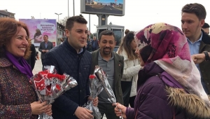 CHP'den Karanfilli Kutlama