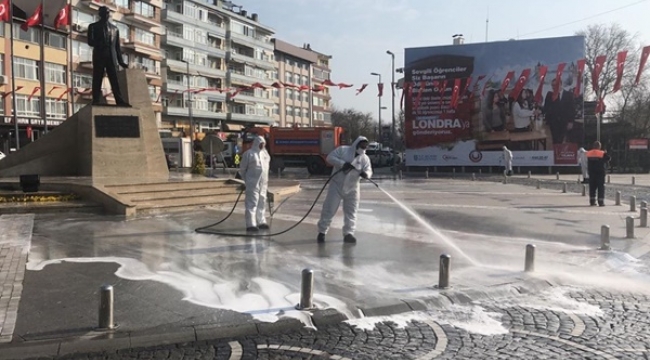 İBB İstaç Ekipleri Atatürk Meydanı'nı Dezenfekte Etti