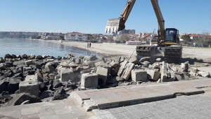 İBB İSTAÇ Ekipleri Kumluk'ta Kıyı Temizleme Çalışması Yaptı