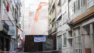 Silivri'de Ağır Hasarlı Yapıların Yıkımı Devam Ediyor