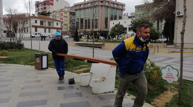 Silivri'de Koronavirüs Tedbiri Olarak Banklar Sökülüyor