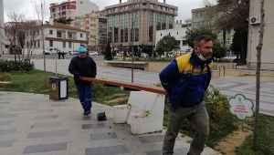 Silivri'de Koronavirüs Tedbiri Olarak Banklar Sökülüyor