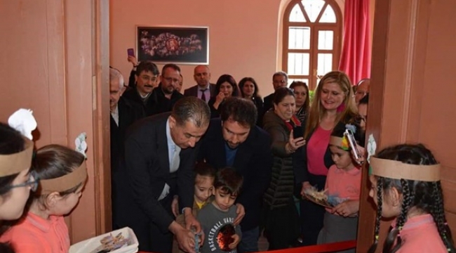 Taş Okul'a Kütüphane Açıldı