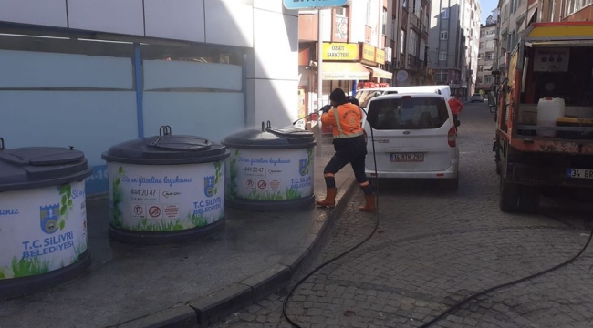 Kaldırım ve çöp konteynerları rutin olarak yıkanıyor