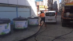 Kaldırım ve çöp konteynerları rutin olarak yıkanıyor
