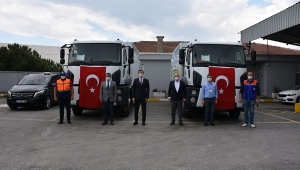 Bakanlık Silivri'ye 2 Adet Çöp Kamyonu Hibe Etti