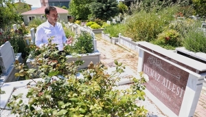 Başkan Yılmaz, Babasının ve Ağabeyinin Kabrini Ziyaret Etti