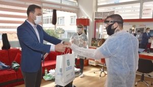 Başkan Yılmaz'dan Kuaför Esnafına Özel Hediye