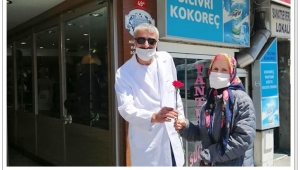 BBP'li Başkan Aksu, Annelere Karanfil Dağıttı