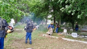 İBB, Programlar Dahilinde Silivri'de Mezarlıkları Temizliyor