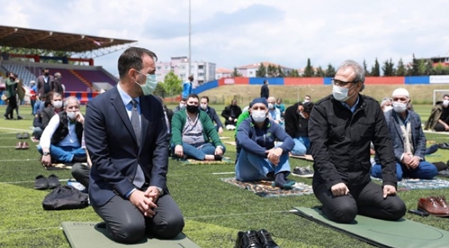 İlçe Bürokrasisi Silivri Stadı'nda Namaz Kıldı