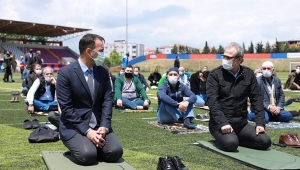İlçe Bürokrasisi Silivri Stadı'nda Namaz Kıldı