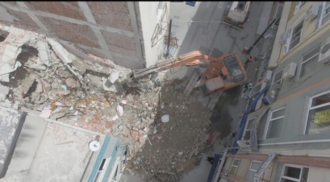 Silivri Belediyesi, Ağır Hasarlı 7 Katlı Binayı Yıktı