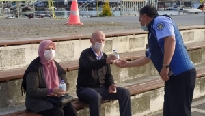 Zabıta ekiplerinden, bayramda dışarıya çıkan yaşlılara su ikramı