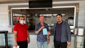 AK Gençler Sahildeki Kafelere Dezenfektan Dağıttı