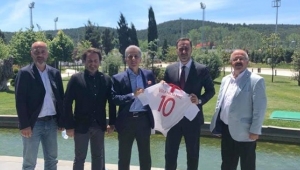 Düşmez'den Yılmaz'a İsimli Forma Hediyesi