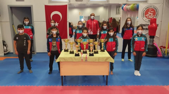 Süper Lig'de Dereceler Kazanan Silivrili Karateciler Ödüllerini Aldı