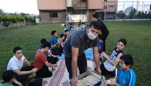 TÜGVA'lılar Doğu Türkistanlı Yetimler İle Birlikteydi