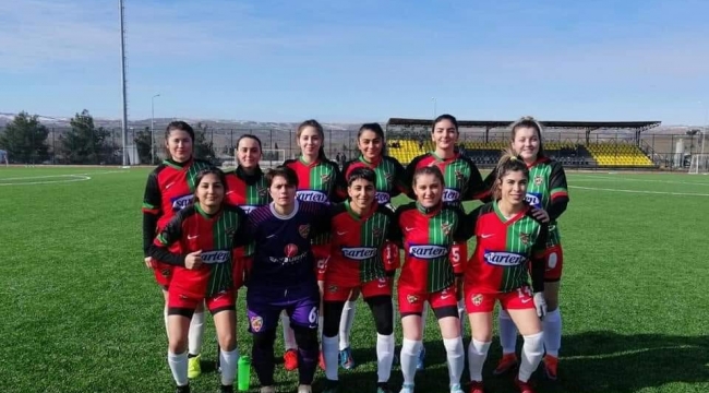 2. Lig'e Yükselen Alibeysporlu Bayan Futbol Takımına Tebrik Yağmuru