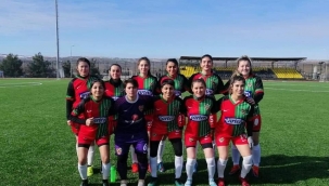 2. Lig'e Yükselen Alibeysporlu Bayan Futbol Takımına Tebrik Yağmuru