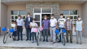 Kadıköylü Öğrenciler Başarı Belgesi Ve Bisikletle Ödüllendirildi