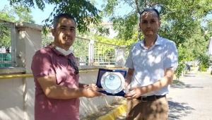 Polat'tan Erdoğan'a Teşekkür Plaketi 