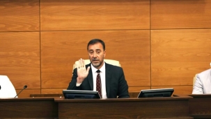 Yılmaz'dan "Gülünç Diktatör" Göndermesi!