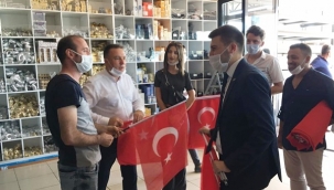 CHP, sanayi esnafına Türk bayrağı dağıttı