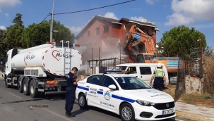 Tehlike arz eden bina yıkıldı