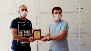 Veda eden öğretmenler plaket ile onurlandırıldı