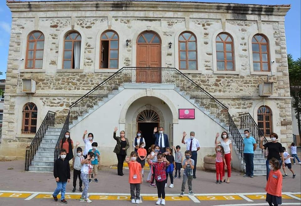 Artar, minik öğrencilerin ilk okul günü heyecanına ortak oldu 