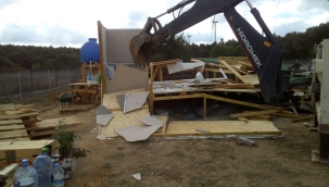 Danamandıra'da kaçak yapılar yıkıldı