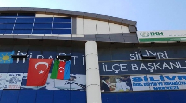 İYİ Parti binasına Azerbaycan bayrağı asıldı
