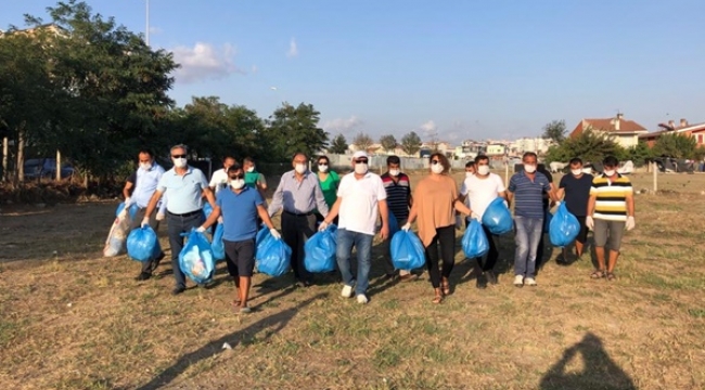 İYİ Partililer Kumluk'ta Poşetler Dolusu Çöp Topladı