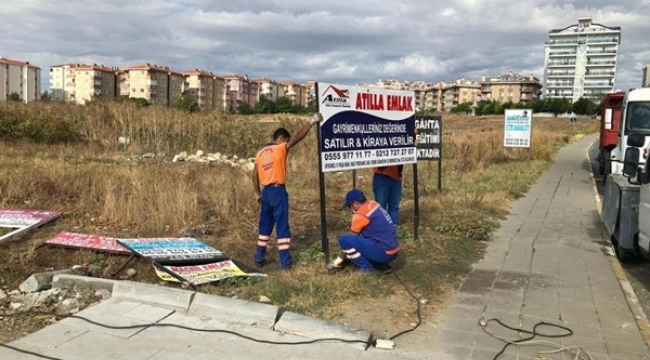 Silivri Belediyesi'nden Gelişigüzel Konuşlandırılan Tabelalara Müdahale