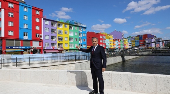 Vali Yerlikaya Renkli Evlerle Fotoğraf Çektirdi