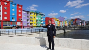 Vali Yerlikaya Renkli Evlerle Fotoğraf Çektirdi