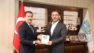 Yılmaz'a hediye kitap: Direnişten Bağımsızlığa Elçi Bey